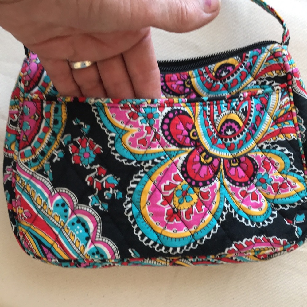 Vera Bradley crossbody bag. Floral Fun Sporty lil gal. NWOT “CHN” monogram - Picture 5 of 6